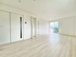 ■リビング
家族が集うリビングは、陽の明かりも入り明るいリビングになります。
家族団らんの時間も増えそうなくつろぎのLDK