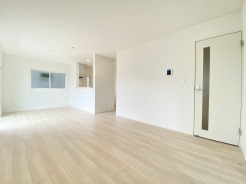 ■リビング
家族が集うリビングは、陽の明かりも入り明るいリビングになります。
家族団らんの時間も増えそうなくつろぎのLDK