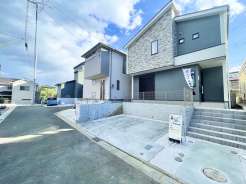 車での移動はもちろん、歩行者や自転車の通行にも配慮された、暮らしやすい住環境です。