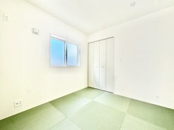 リビングの続き間に和室もある為、ちょっとしたお昼寝や料理をしながらお子様を遊ばせられます。