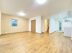 リフォームで広々17帖となったLDK。広々とした空間の新住居で家具の配置などを考えるのはワクワクですね