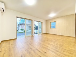 南西向きで前面道路は約5mあるため、陽当たり良好で開放感も感じられます。フルリフォームした戸建を是非一度ご覧になってみてください。