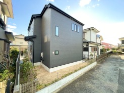 南道路のカースペース並列2台可能
間取は、ファミリータイプの4LDKです。