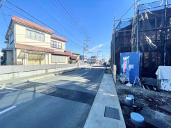 玄関上部は吹抜けになっていて、開放感があります。また、土間収納もあるため玄関をスッキリ見せることが出来ます。