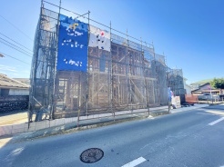 前面道路は比較的交通量が少ないため、落ち着いて駐車していただけます。