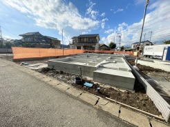 前面道路は比較的交通量が少なく、落ち着いて駐車していただけます。