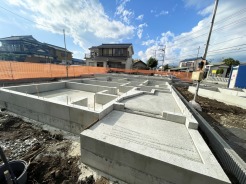 2部屋行き来できるワイドなバルコニーは南向きで陽当たり良好です◎