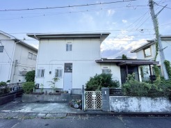 ゆとりある敷地のため、複数台の駐車スペースや広々としたお庭の設計も可能です。建築会社のご紹介も可能ですので、お気軽にお声がけください。