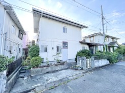 前面道路も広く、車通りも少ないため落ち着いて駐車することができます