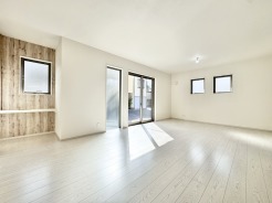 家族団欒を楽しめる19帖越えの広々リビング。