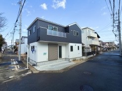 車での移動はもちろん、歩行者や自転車の通行にも配慮された、暮らしやすい住環境です。