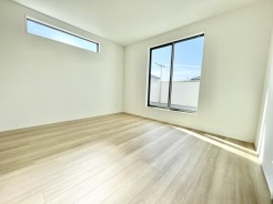 2階には仕切りを開ければ広々と使える続き間の洋室をご用意。
2面採光で日当たりが良く、明るく開放感のある空間が広がります。
子ども部屋と勉強スペースを分けたり、寝室+ワークルームにしたりと、ライフスタイルに合わせて自由にレイアウト可能。