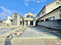 カースペース2台可能
玄関先にちょっとしたお庭スペースも設けられます。
ファミリータイプの4LDK
リビング約20帖あります。