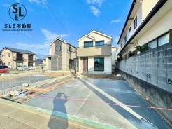 カースペース2台可能
玄関先にちょっとしたお庭スペースも設けられます。
ファミリータイプの4LDK
リビング約20帖あります。