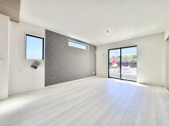 日中は照明に頼らず過ごせるほど明るく、室内全体に開放感をもたらします。四季の移ろいを感じながら、穏やかな時間を楽しめる住まいです。