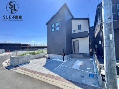 【駐車2台可能】コンクリート仕上げの駐車スペースや、雑草が生えにくい砂利敷きなど、忙しいご家庭でも手間なくキレイを保てる工夫が施されています。