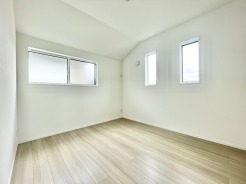 「2階の洋室は、やさしい光がふんわり入る心地よい空間。シンプルで使いやすく、寝室にも書斎にもピッタリ。自分だけの“落ち着く場所”がここにあります。」