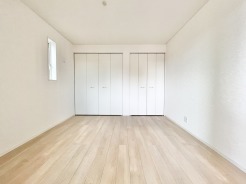 明るい光がたっぷり入る心地よい洋室。広々クローゼットで収納もばっちり!シンプルで使いやすい空間だから、子ども部屋にも寝室にもぴったりです。