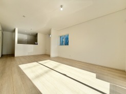 温かい日差しが室内へ気持ちよく入ってきております。明るい住宅は自然と気持ちまで明るくなってきそうです。