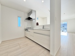 対面式キッチンは家族の会話が増える素敵な間取りです。こちらのキッチンで美味しいお料理と素敵な思い出をご一緒にどうぞ。