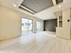 折り上げ天井を採用しておりますので開放感のあるリビングとなっております。こちらのリビングで家族団欒のお時間をお楽しみください。