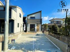 3号棟は並列普通車2台駐車が可能です。20帖以上のLDKに加え、全居室WICのある仕様で収納豊富です。