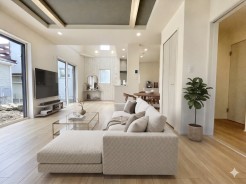 大きな窓から光が差し込む、開放感のあるリビング空間。明るいフローリングと淡いクロスがやさしい雰囲気を演出してくれます。