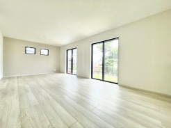 リビングの窓からお庭への出入りが可能なため、お子様やペットがいる方も安心ですね。
夏はビニールプールやBBQなど、楽しみが盛りだくさんですよ