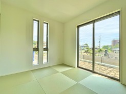 和室で根もろびながら、窓を見ると緑も見える開放あ感のある眺望です。