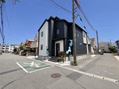 角地のため開放感良好です。また、南庭も取れておりますので三方向が開けた素敵な住宅です。是非一度現地をご覧下さい。