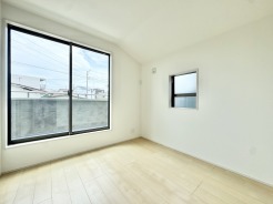 2階洋室5帖のお部屋はバルコニーに面した明るいお部屋です。