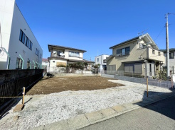 スーパーまで徒歩12分で周辺環境も良好の立地。カースペース付き2台の整形地です。