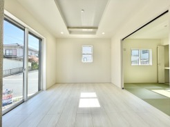 南向きの窓があり、明るく開放感のあるリビングです。