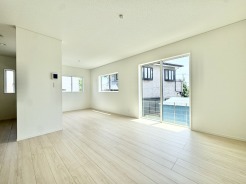 1号棟 南面の窓からは心地よい日差しが差し込みます。まずはお気軽にお問い合わせをお待ちしております♪