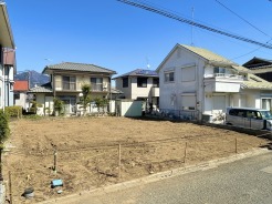 カースペース並列4台可能
玄関には、シューズインクローゼットあり。
南道路で陽当たり良好