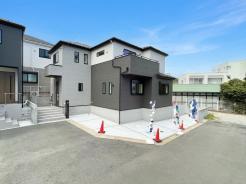 日当たりと通風良好な、住環境からスタートする新生活。洗練されたツートーンの外観が街並みに静かに馴染み、角地ならではの開放感と落ち着きのある佇まいが、日々の暮らしに心地よいゆとりをもたらしてくれます。