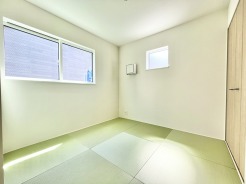 約6帖の和室。全居室南向きで全居室2面採光のため陽当たりと開放感が良好です。