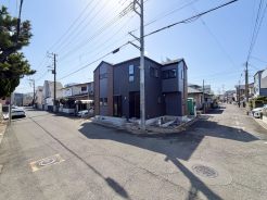 角地に位置するため開放感◎です。前面道路も広々としておりますので、お車の運転が少し心配な方も落ち着いて駐車することが出来そうです。