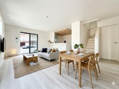 LDKは広々19.7帖ございます。リビングは家族の集まる大切な空間です。こちらのリビングで家族団欒のお時間をお楽しみください。