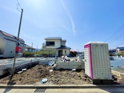 1号棟 青空に映える建築中の住まいは、耐震+制震の安心仕様。落ち着いた住宅街で、暮らしやすさと静けさを両立できる環境です。これから形になる新しいお家で、家族の“ちょうどいい毎日”を育んでみませんか?完成が楽しみになる一邸です。