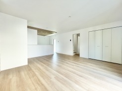 1号棟 大きな窓から光がたっぷり差し込む、明るく開放的なリビング。どこにいても家族の気配を感じられる、ゆったりとした心地よい空間です。ここから新しい毎日が始まります。