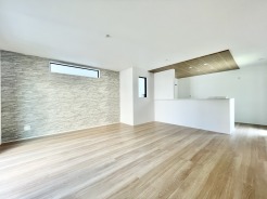 1号棟 ゆったり広がるリビングに、木目天井のぬくもりがほっと心地いい空間。家族の「ただいま」が楽しみになる住まいです。