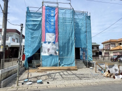 前面の南道路は6.5mとゆとりある道路となっており、駐車も楽々可能です♪