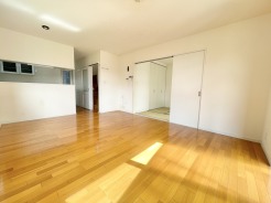 1階フロアは、居室と併せて21.75帖の広々とした空間となっております。ごゆっくりとおくつろぎいただけます。