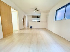 リビング16帖のとなりに、6帖の和室もあります。
ちょっとしたお昼寝や客間としても利用可能です。