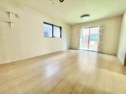 リビングとキッチンがほどよくつながる間取りで、家族のコミュニケーションが自然と生まれる住まいです。お子様の様子を見守りながら調理ができます。