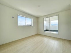 バルコニーに面した明るいお部屋です。