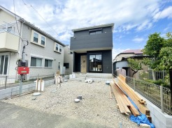 青空に映える建築中の住まいは、耐震+制震の安心仕様。落ち着いた住宅街で、暮らしやすさと静けさを両立できる環境です。これから形になる新しいお家で、家族の“ちょうどいい毎日”を育んでみませんか?完成が楽しみになる一邸です。