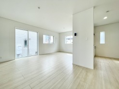 リビングは家族の集まる大切な空間です。こちらのLDKにてごゆっくりと家族団欒のお時間をお楽しみください。