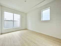 6.5帖の洋室になります。全室角部屋となりますので、明るいお部屋となっております。